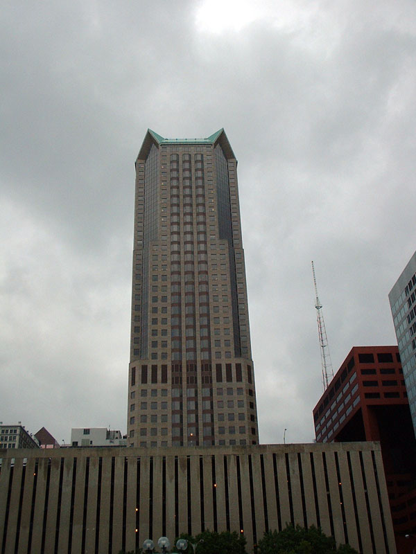 A tall building in St. Louis.jpg 92.6K